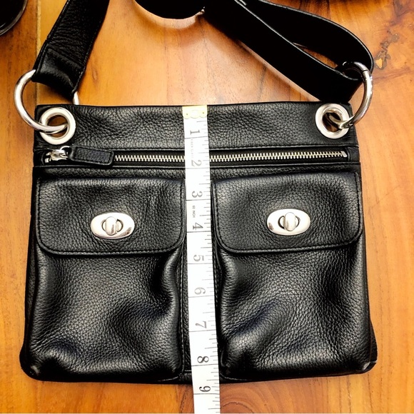 Danier Genuine Leather Black Crossbody Bag Minimalist Travel Bag Hands Free Bag - Picture 13 of 15